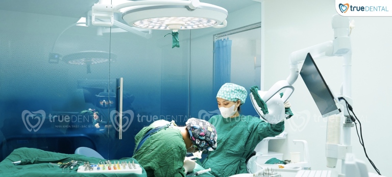 So sánh cấy ghép implant và hàm giả cố định