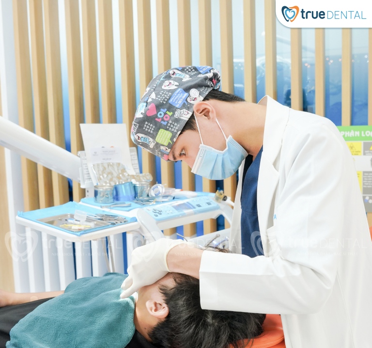 Bọc răng sứ cho răng vẩu – Có thực sự hiệu quả và khi nào nên thực hiện? 35 Bọc răng sứ cho răng vẩu